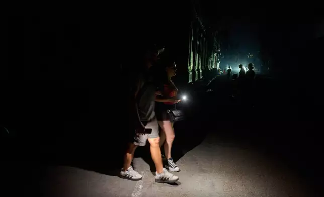 古巴哈瓦那大停電期間，民眾使用電筒在街上行走。攝於2026年7月6日周一。(美聯社圖片/Ramon Espinosa) AP圖片