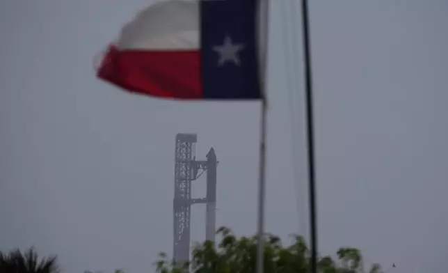 SpaceX巨型火箭星艦在德州星際基地準備就緒，但在2026年7月16日周四發射前中止。（美聯社圖片/Eric Gay） AP圖片