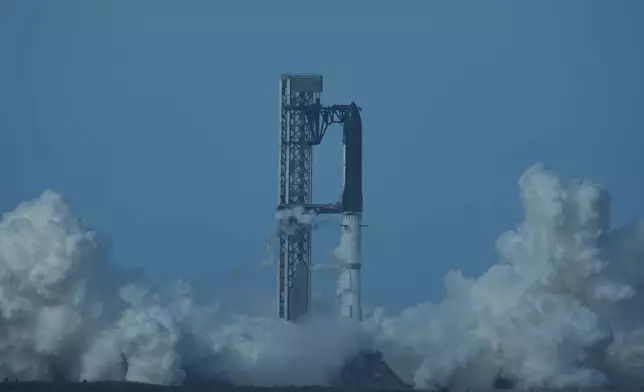 SpaceX巨型星艦火箭2026年7月16日周四在德州星際基地準備升空，但最終中止發射。(美聯社圖片/Eric Gay) AP圖片