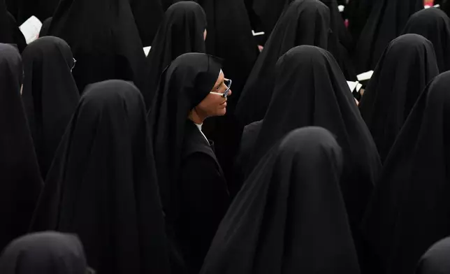 修女們周三（2026年7月1日）在瑞士埃孔聖庇護十世司鐸兄弟會神學院外搭建的帳篷內，出席四名新主教的祝聖儀式。(美聯社圖片/Baz Ratner) AP圖片