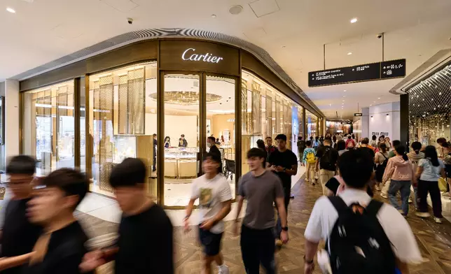 黑卡會員規模亦保持穩定增長，消費額較上一財政年度上升逾30%，帶動珠寶鐘錶及奢侈品牌消費表現持續向好。
