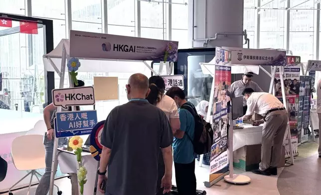 五豐行青年義工隊伍於活動現場服務