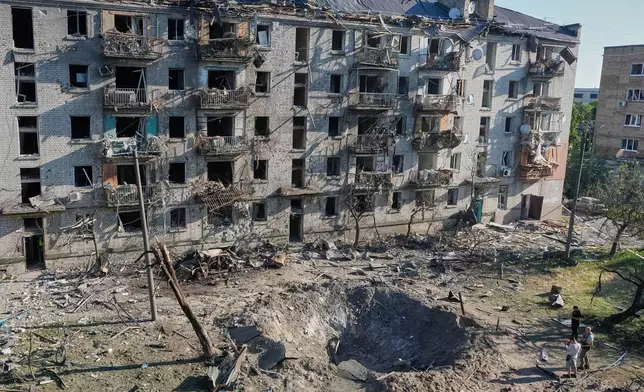 人們在基輔一幢遭俄羅斯導彈擊中的住宅大廈現場圍觀。2026年7月2日周四。(美聯社圖片/Efrem Lukatsky) AP圖片