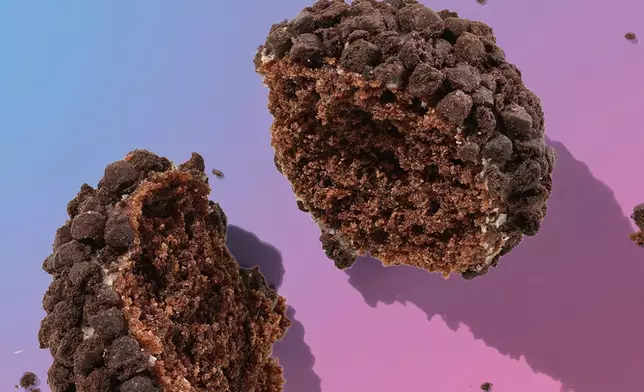Dunkin’「朱古力脆脆MUNCHKINS®」以裹上朱古力曲奇脆片的糖霜朱古力蛋糕MUNCHKINS®冬甩球製成，帶來濃郁朱古力風味。 AP圖片