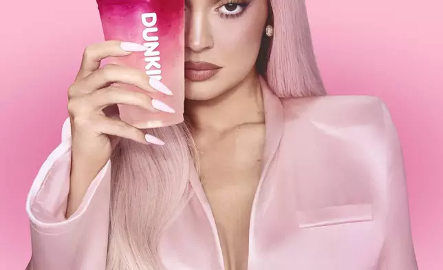 Kylie Jenner透過「King Kylie™系列」為整個夏天帶來粉紅色，現已於Dunkin’有售。 AP圖片