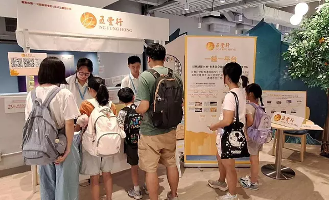 學生學習如何精準操控機械臂