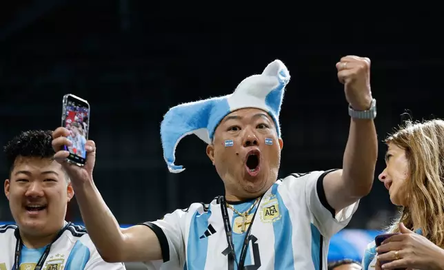 阿根廷球迷在周二（2026年7月7日）於亞特蘭大舉行的世界盃十六強賽事中，阿根廷對埃及的比賽前歡呼。(美聯社圖片/Erik S. Lesser) AP圖片