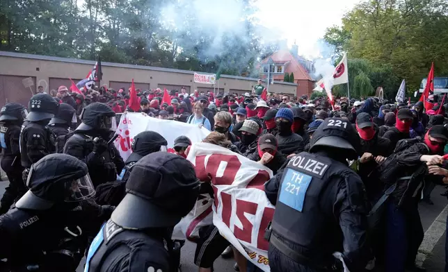 示威者在德國埃爾福特「德國另類選擇黨」（AfD）黨大會前與警員推撞。 (美聯社圖片/Ebrahim Noroozi) AP圖片
