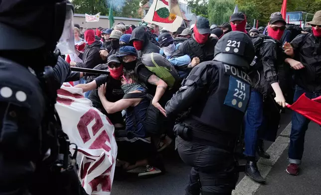 2026年7月4日周六，德國埃爾福特，警員在反對德國另類選擇黨（AfD）黨大會的集會期間與示威者衝突。（美聯社圖片/Ebrahim Noroozi） AP圖片