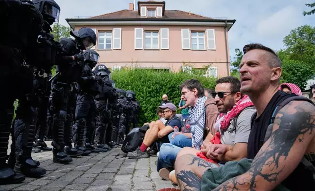2026年7月4日周六，德國埃爾福特，警員在反對德國另類選擇黨（AfD）黨大會的集會期間，看守堵路的示威者。（美聯社圖片/Ebrahim Noroozi） AP圖片