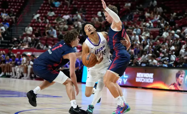 2026年7月12日周日，在拉斯維加斯舉行的一場NBA夏季聯賽籃球賽下半場，猶他爵士隊的特雷·亞歷山大（中）切入，對抗洛杉磯快艇隊的基頓·瓦格勒（左）及肖恩·佩杜拉。(美聯社圖片/John Locher) AP圖片