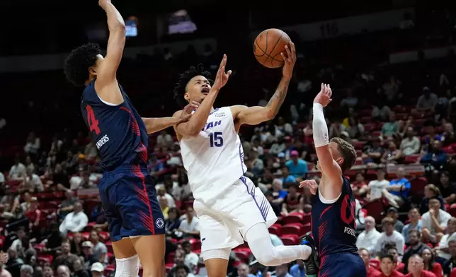 2026年7月12日周日，在拉斯維加斯舉行的一場NBA夏季聯賽籃球賽下半場，猶他爵士隊的特雷·亞歷山大對抗洛杉磯快艇隊的科比·桑德斯（左）及肖恩·佩杜拉投籃。(美聯社圖片/John Locher) AP圖片