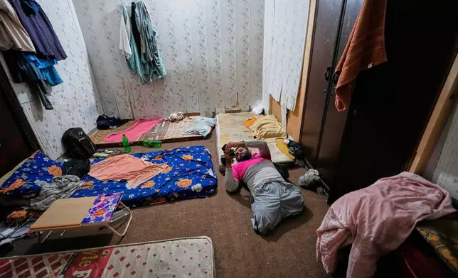 哈姆扎·阿里，28歲，五年前因交通意外失去雙腿。圖為他於2026年7月17日周五在巴基斯坦伊斯蘭堡，出門工作前休息。(美聯社圖片/Anjum Naveed) AP圖片