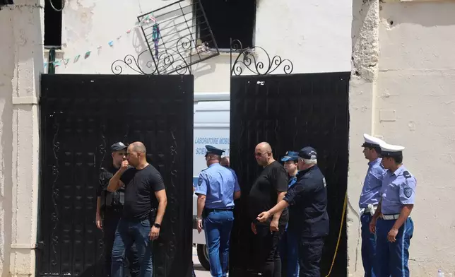 警員站在阿爾及利亞阿爾及爾附近穆罕默迪亞，被火警損毀的孤兒院外。攝於2026年7月16日周四。(美聯社圖片) AP圖片
