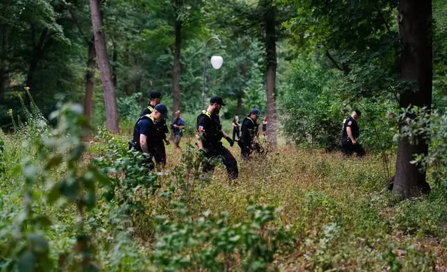 2026年7月26日周日，德國柏林，一名警員在蒂爾加滕公園內搜索，該處鄰近驕傲遊行附近一輛汽車撞向人群的現場。(美聯社圖片/Markus Schreiber) AP圖片