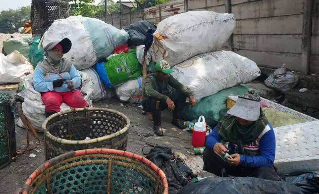拾荒者於印尼雅加達市郊的班塔爾格邦堆填區附近休息。2026年7月6日周一。(美聯社圖片/Tatan Syuflana) AP圖片