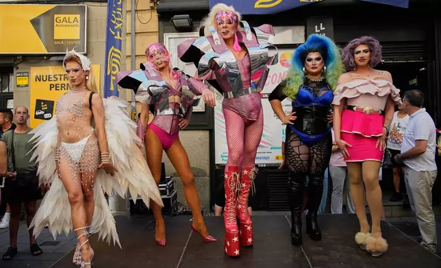 變裝人士在馬德里同志驕傲周期間，參與一年一度高跟鞋賽跑前的慶祝活動及準備工作。馬德里，周四，2026年7月2日。(美聯社圖片/Andrea Comas) AP圖片