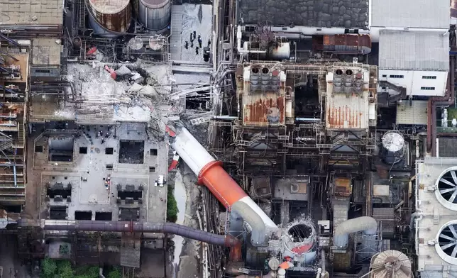 這張航拍圖片顯示，熊本縣八代市日本製紙八代工廠的煙囪在地震後受損。攝於2026年7月29日周三。(Naoki Hiraoka/共同社圖片/美聯社) AP圖片
