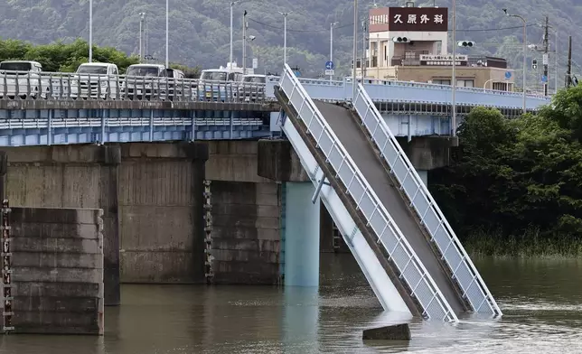 2026年7月29日周三，熊本縣八代市，地震後一座橋樑倒塌。（Juntaro Yokoyama/共同社圖片/美聯社） AP圖片