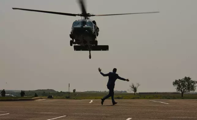 載有美國總統特朗普的海軍陸戰隊一號專機，周三（2026年7月1日）降落在北達科他州梅多拉附近的西奧多羅斯福國家公園彩繪峽谷遊客中心。(美聯社圖片/Julia Demaree Nikhinson) AP圖片