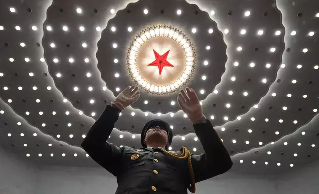 周三（2026年7月1日），北京人民大會堂舉行慶祝中國共產黨成立105周年儀式，軍樂團指揮在儀式上帶領演奏。(美聯社圖片/Ng Han Guan) AP圖片