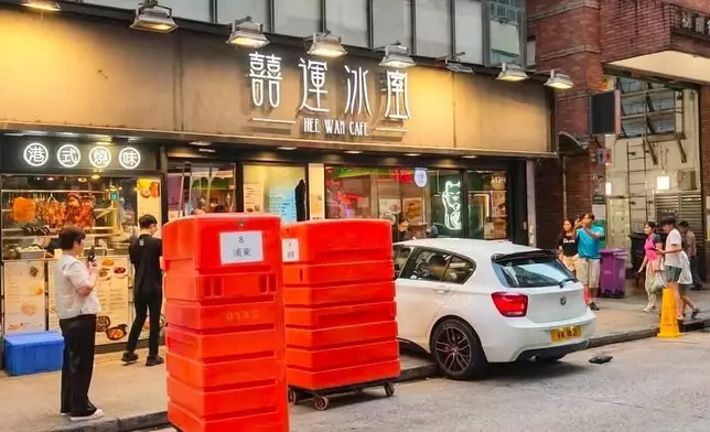 旺角有私家車剷上行人路撞向食肆。fb圖片