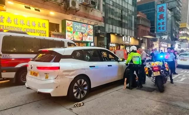 旺角有私家車剷上行人路撞向食肆。fb圖片