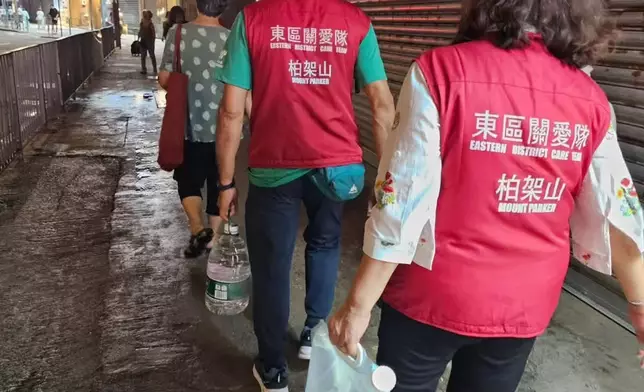 民政團隊繼續支援西灣河及筲箕灣停水事故。FB圖片