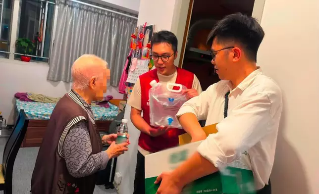 民政團隊繼續支援西灣河及筲箕灣停水事故。FB圖片