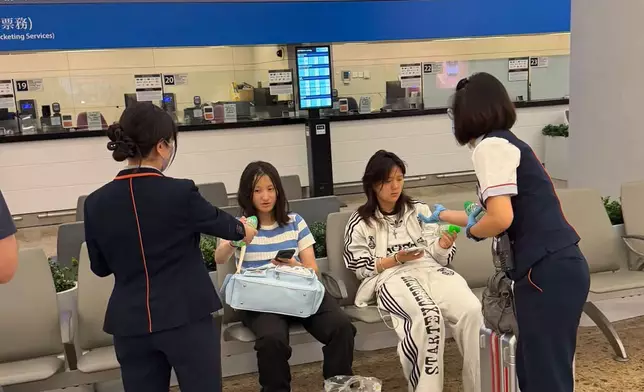 港鐵車站同事為站內乘客提供協助。