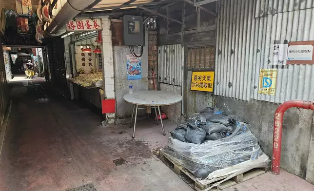 渠務署為大澳、鯉魚門、屯門嘉和里、沙頭角市等地居民提供沙包