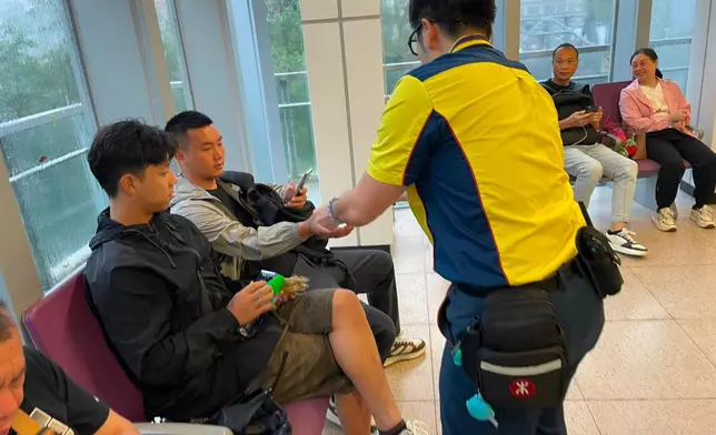港鐵車站同事為站內乘客提供協助。