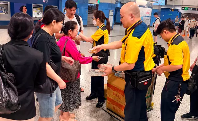 港鐵車站同事為站內乘客提供協助。