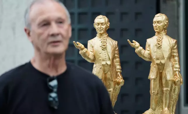 德國藝術家奧特馬爾·赫爾在奧地利薩爾斯堡，其由400個金色塑膠莫扎特雕塑組成的裝置藝術前，向記者發言，以紀念莫扎特誕辰270周年。攝於2026年7月15日周三。(美聯社圖片/Matthias Schrader) AP圖片
