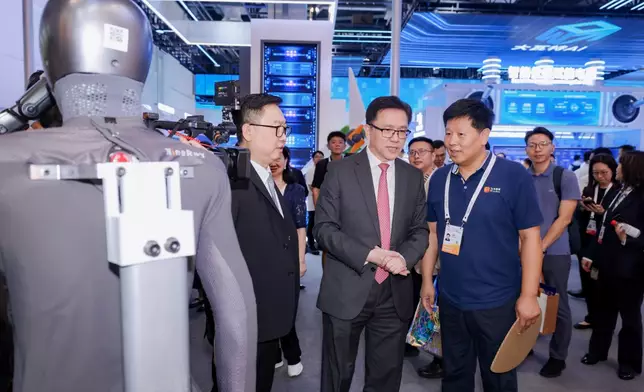 於展覽首日舉行的「AI 驅動經濟前沿與全球協同論壇」，由創新科技及工業局局長孫東 教授致開幕辭。他亦到訪香港館與園區企業代表交流，了解人形機械人、智慧交通、氣候科技、AI Agent 及生成式人工智能等創新方案。