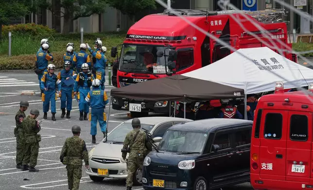 消防員及自衛隊成員在永旺商場準備工作。該商場在地震後發生爆炸，並受到損毀。攝於日本南部熊本縣嘉島町，周三，2026年7月29日。(美聯社圖片/Hiro Komae) AP圖片