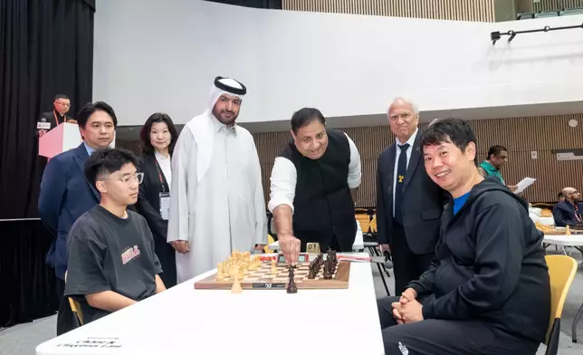 左一：亞洲棋聯財務長 Mr. Sahapol Nakvanich 左三：亞洲棋聯秘書長希沙姆·阿爾· 塔赫爾（Mr. Hisham Al-Taher）及左 四：亞洲棋聯副主席 Mr. Bharat Singh Chauhan 主持開棋禮