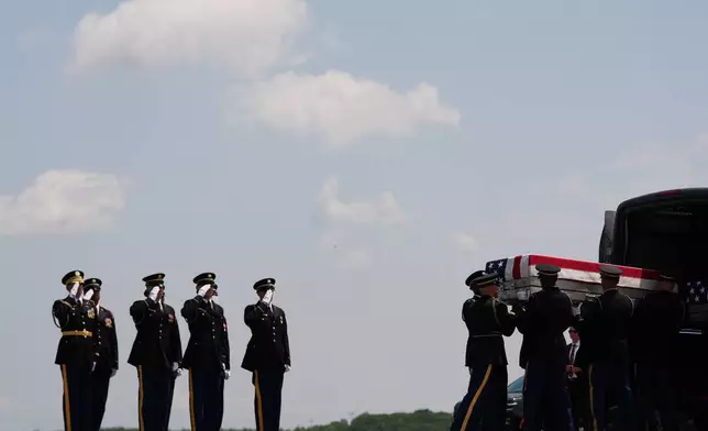 美國陸軍運送隊於2026年7月22日周三，在特拉華州多佛空軍基地將德州卡羅爾頓士兵伊莎貝拉·岡薩雷斯的遺體箱移入運送車。（美聯社圖片/Julia Demaree Nikhinson） AP圖片