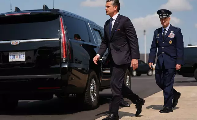 國防部長赫格塞思（左）與參謀長聯席會議主席丹·凱恩將軍（右）於2026年7月22日周三，抵達特拉華州多佛空軍基地。（美聯社圖片/Julia Demaree Nikhinson） AP圖片