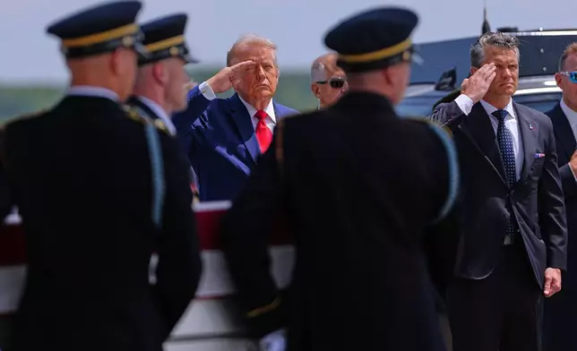 美國總統特朗普與國防部長赫格塞思敬禮，美國陸軍運送隊於2026年7月22日周三，在特拉華州多佛空軍基地移送紐約州臭氧公園中士安吉爾·S·蘭珀薩德的遺體箱。（美聯社圖片/Matt Rourke） AP圖片