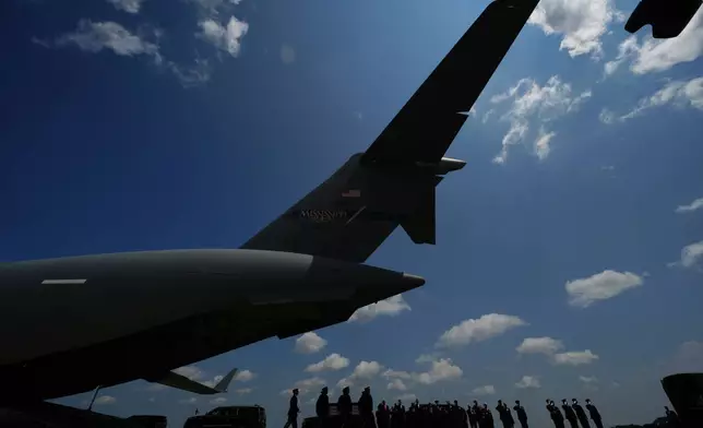 美國陸軍運送隊於2026年7月22日周三，在特拉華州多佛空軍基地移送德州卡羅爾頓士兵伊莎貝拉·岡薩雷斯的遺體箱。（美聯社圖片/Julia Demaree Nikhinson） AP圖片