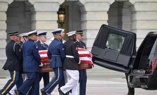周二（2026年7月28日），軍方扶靈隊在華盛頓將南卡羅來納州共和黨籍參議員林賽·格雷厄姆的靈柩移離美國國會大廈。(美聯社圖片/Rod Lamkey, Jr.) AP圖片