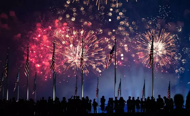2026年7月5日周日，華盛頓國家廣場上空煙花綻放，慶祝美國獨立250周年。(美聯社圖片/Allison Robbert) AP圖片