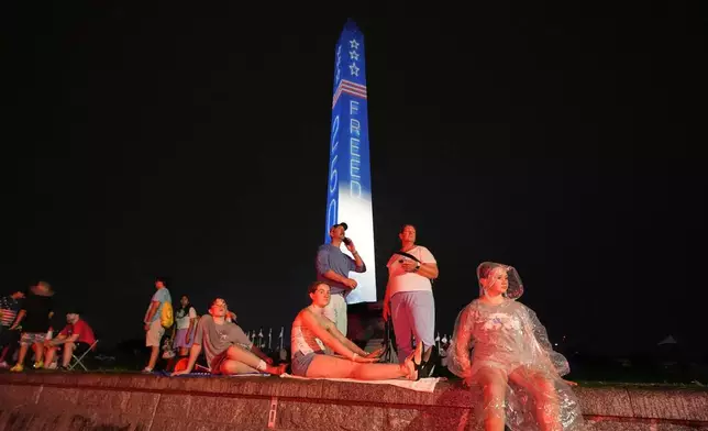2026年7月4日周六，華盛頓國家廣場，惡劣天氣導致「向美國致敬」獨立日慶祝活動延遲後，民眾陸續抵達。(美聯社圖片/Julia Demaree Nikhinson) AP圖片
