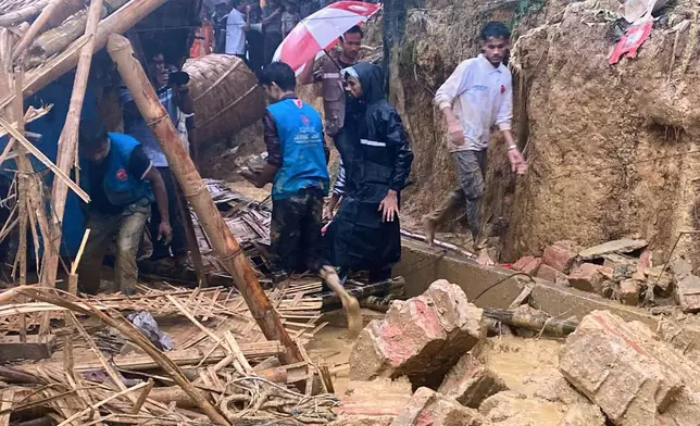 救援人員周三（2026年7月8日）在孟加拉科克斯巴扎爾一個羅興亞難民營的山泥傾瀉現場工作。(美聯社圖片/Shamimul Islam Faisal) AP圖片