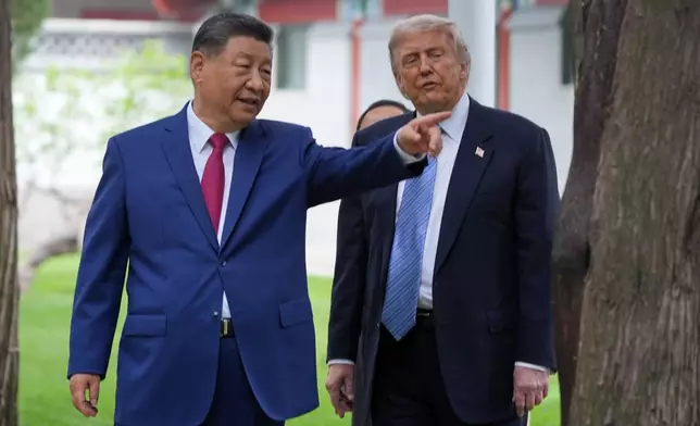 檔案照片：美國總統特朗普於2026年5月15日在北京中南海與國家主席習近平交談。(美聯社圖片/Mark Schiefelbein, Pool, 檔案照片) AP圖片