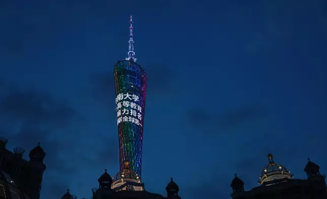 廣州塔亮燈展示嶺大在2026年泰晤士高等教育世界大學影響力排名中，蟬聯「優質教育」（SDG 4）全球第一，展示香港高教界的教育實力，充分發揮「背靠祖國、聯通世界」和「一國兩制」的獨特優勢，助力國家建設教育強國、科技強國、人才強國。