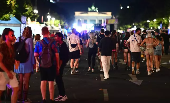 2026年7月25日周六，柏林克里斯托弗街日活動取消後，民眾站在6月17日大街上。(Fabian Sommer/dpa via AP) AP圖片