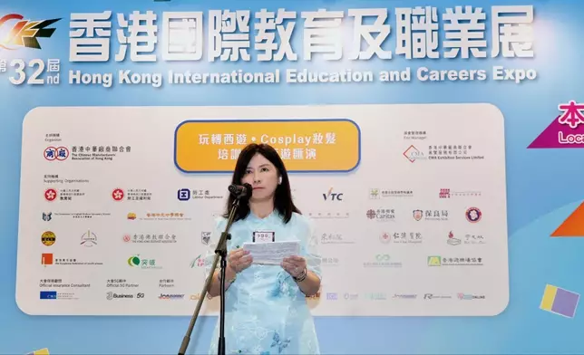 中港新世代基金會會長李慧芬女士於致辭中勉勵學員，強調「只有無可替代的創意，才不會被 AI 取代」，並讚揚全體中學生學員由零基礎到親手實體化國潮 IP 的優秀表現。