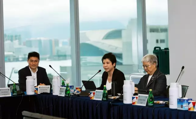網絡安全及科技罪案調查科警司許綺惠與專家顧問討論量子通訊技術的警務適用場景。